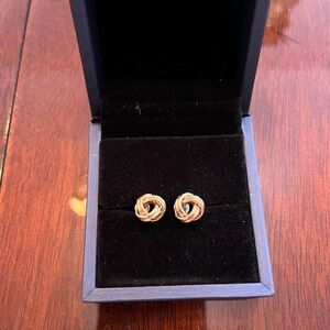 GOLD KNOT PIERCED EARRINGS. 1/2”.